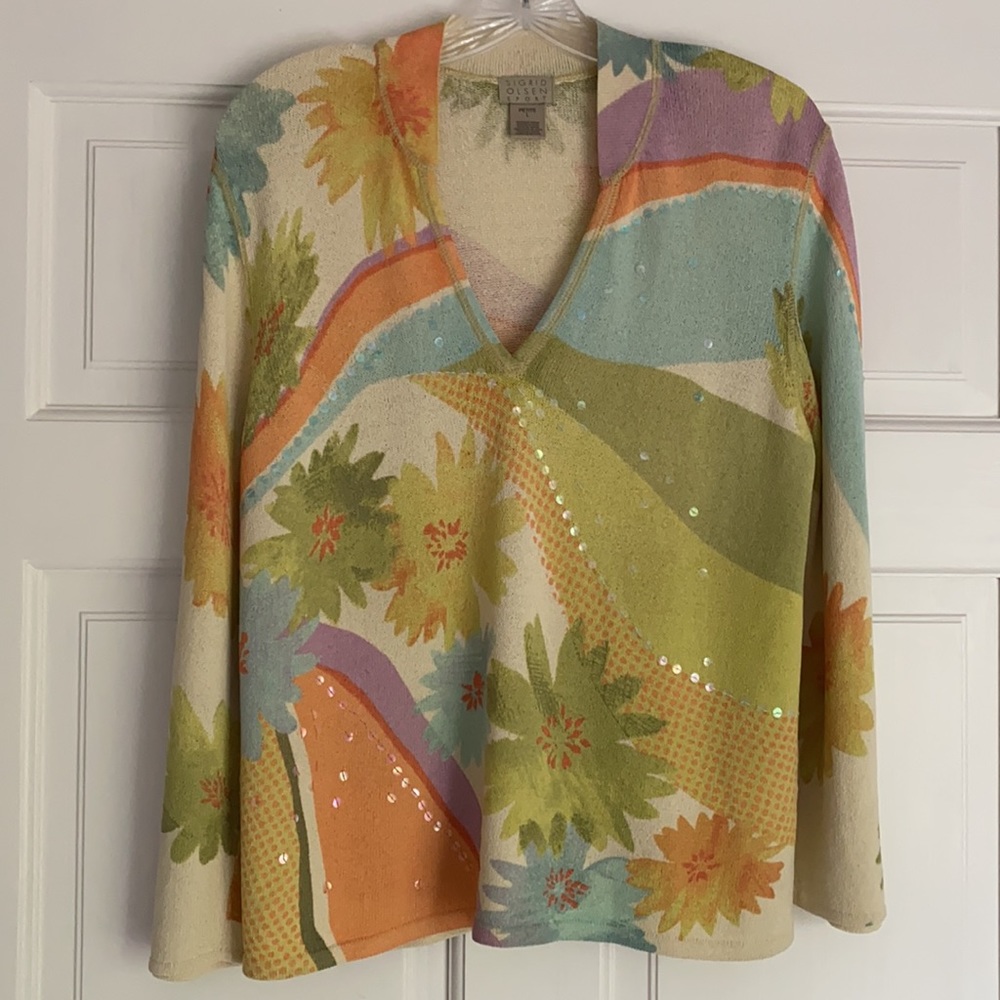 Light knit floral print sweater with sequins